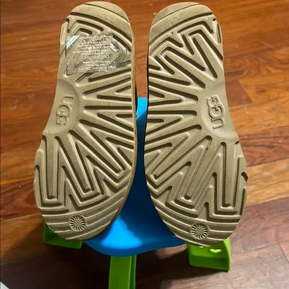 Beautiful Ugg boots worn 1 time boys size 13, excellent condition - Picture 7 of 7